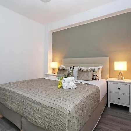 Del Parque Flats - San Millan Apartment