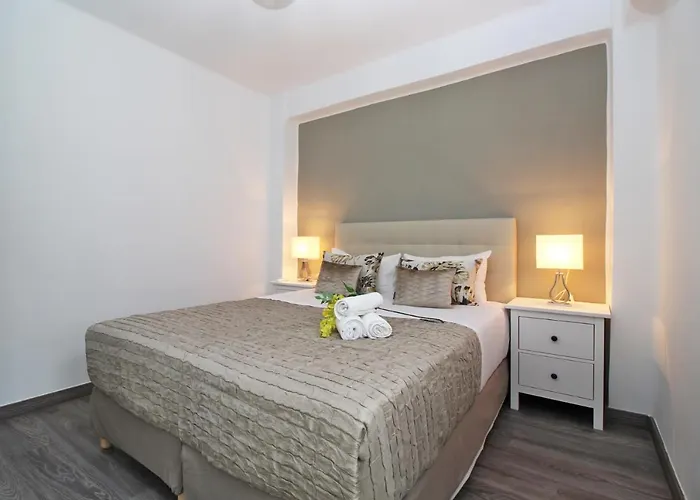 Del Parque Flats - San Millan Apartment